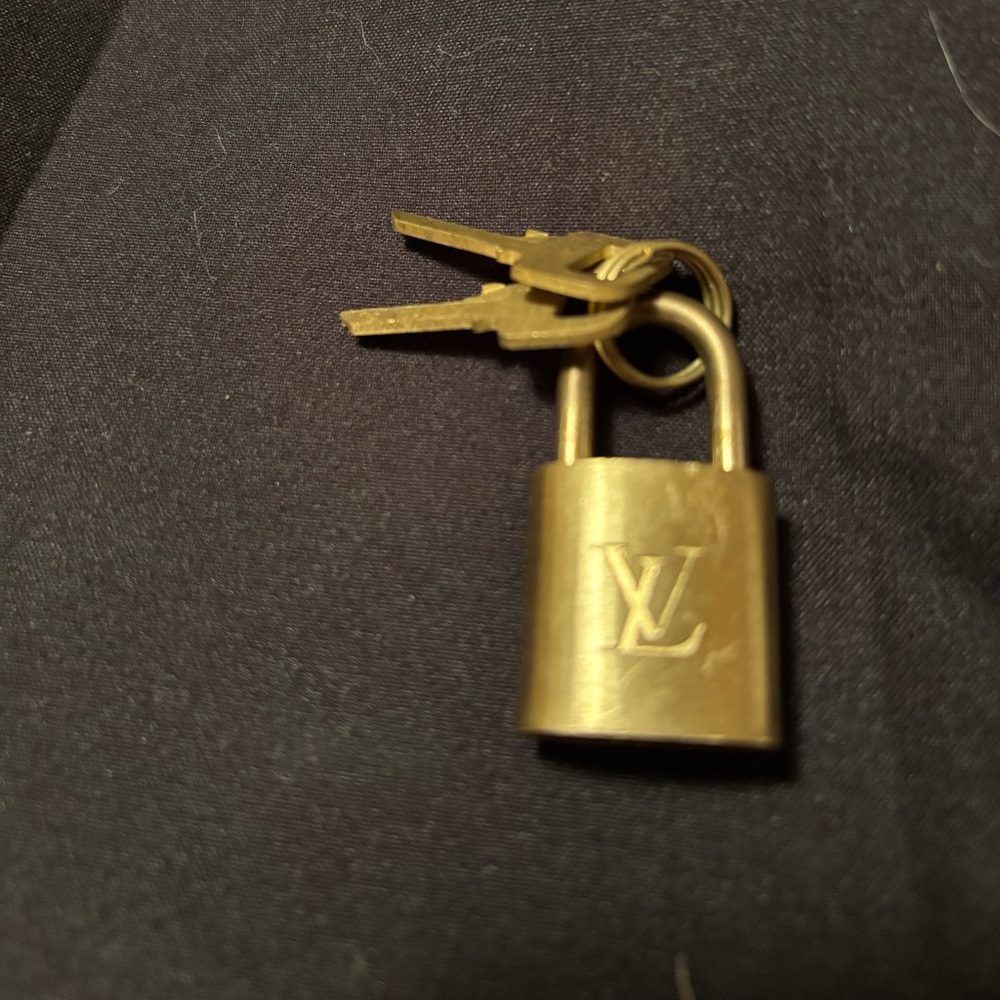 LOUIS VUITTON LOCK WITH 2 KEYS GUC